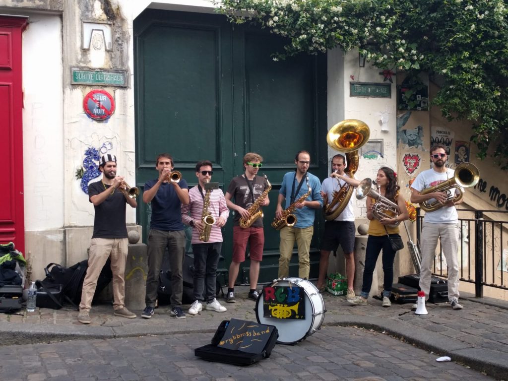 Le RGB Brass Band joue à Montmartre