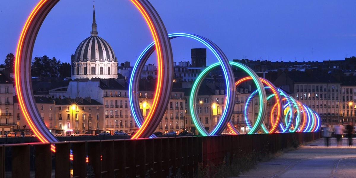 Image des anneaux RGB sur les quais à Nantes.